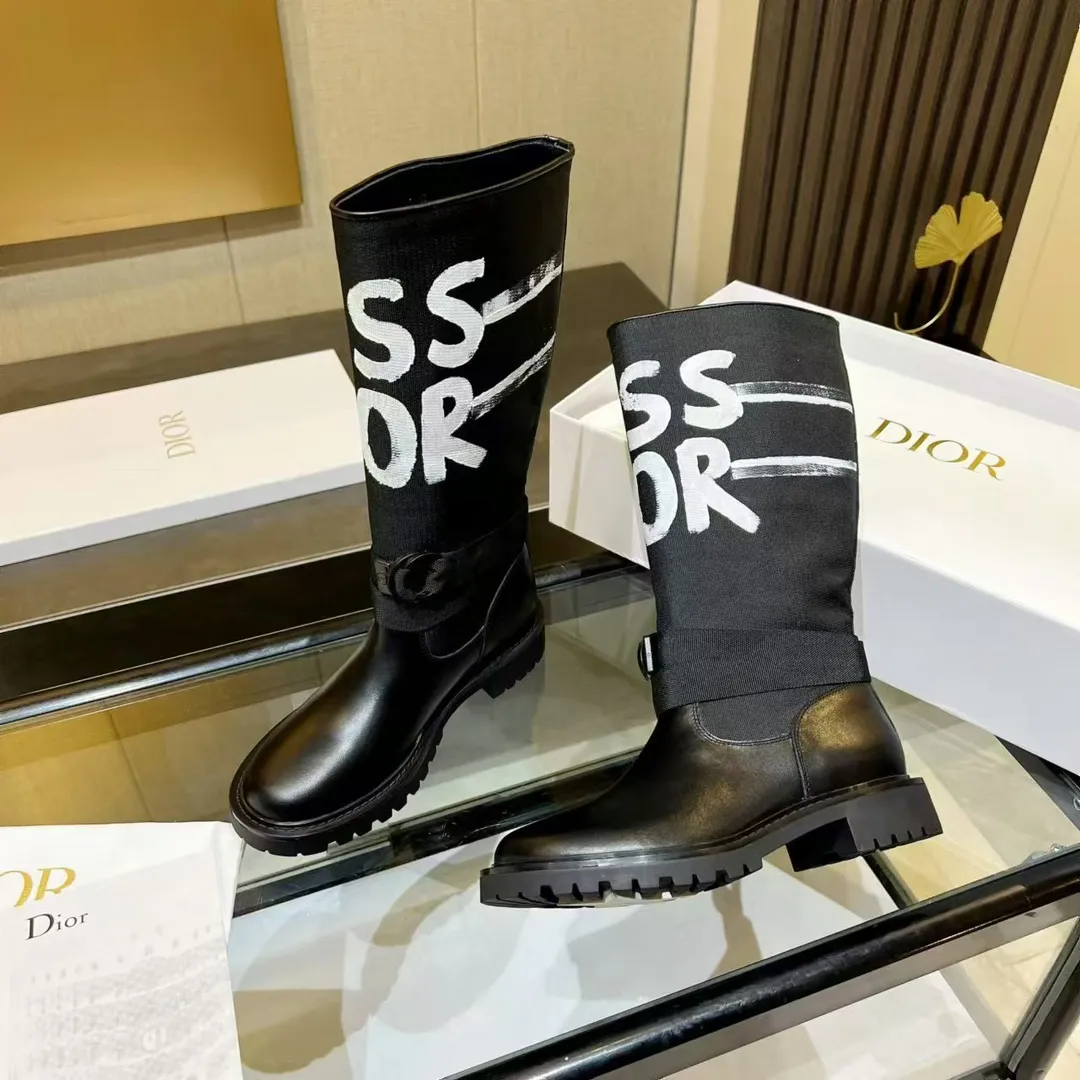 👟👟Ex-factory price 680👟👟 Dior-Major graffiti knight boots. Handsome boots use unique design elements to create a striking appearance. Made of black technical fabric and cow leather, they can be easily put on and taken off. Taking inspiration from the Dior Book Tote bag, it features a two-tone "Christian Dior" signature on the top. Adjustable nylon strap with "CD" logo and corrugated rubber sole form the basis of the eye-catching silhouette. "Christian Dior" logo on the shaft. Technical fabric band around the ankle with brass ring. Notched rubber sole decorated with Christian Dior's lucky star symbol. Size: #35-41 (40 41 custom-made, non-refundable)